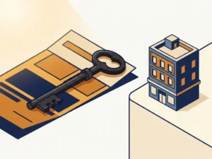IJzeren sleutel op gevouwen koopakte van commercieel vastgoed, naast miniatuur kantoorgebouw op wit bureau.
